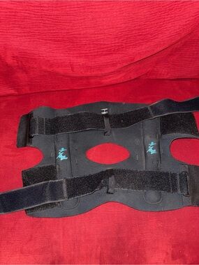 Adjustable Black Knee Support Brace with Open Patella Design